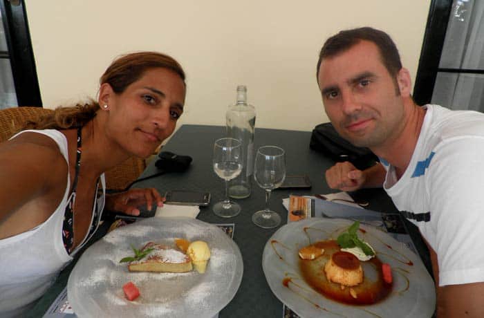 Comiendo los postres del Café del Nord comer en Menorca