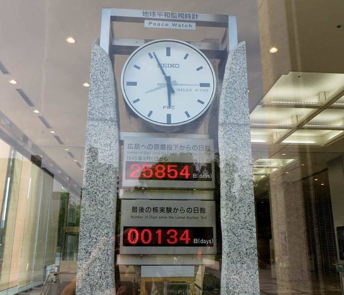 Relojes en el vestíbulo del Museo de la Paz que ver en Hiroshima