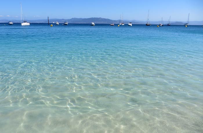 Aguas cristalinas en la playa de Rodas que hacer en las Islas Cíes