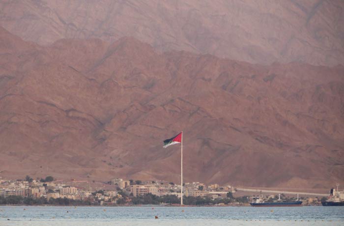 Vista de Áqaba y bandera de Jordania desde Eilat