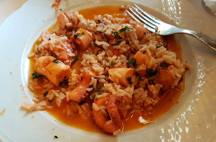El arroz de pulpo servido comer en Figueira da Foz