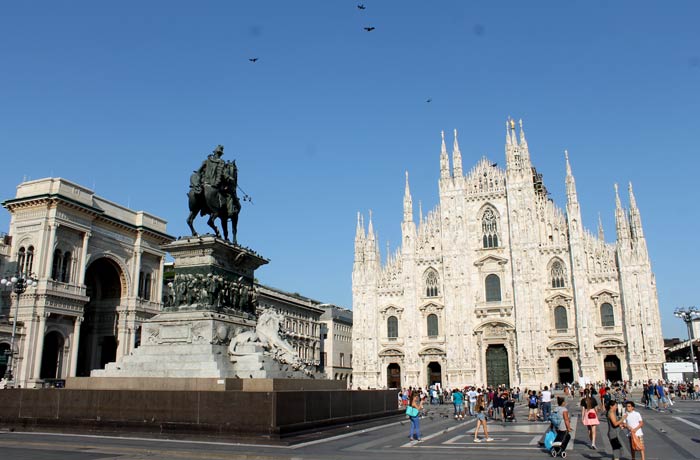 Vista de la plaza del Duomo, el monumento a Vittorio Emanuele II y la galería que también lleva su nombre qué ver en Milán