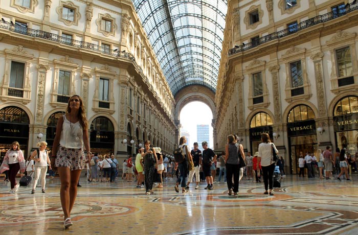 Estefanía caminando por la galería Vittorio Emanuele qué ver en Milán