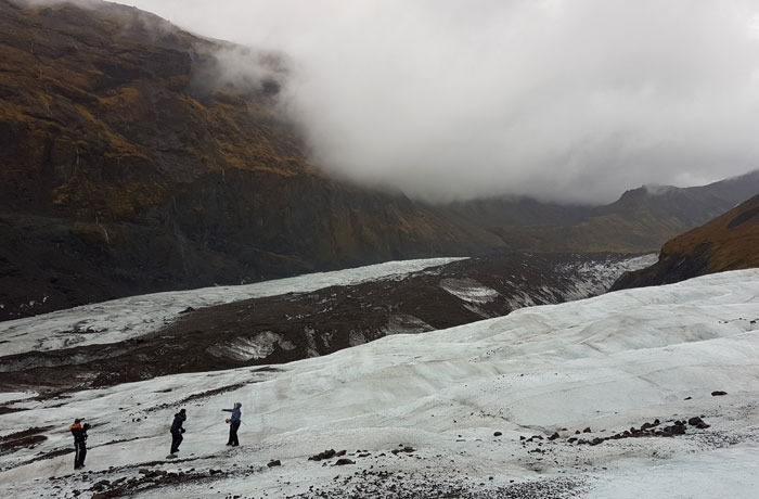 Varios de los compañeros de caminata por el glaciar Islandia
