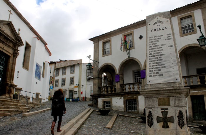 Memorial a los muertos en diferentes contiendas junto a la iglesia de Sao Vicente qué ver en Braganza