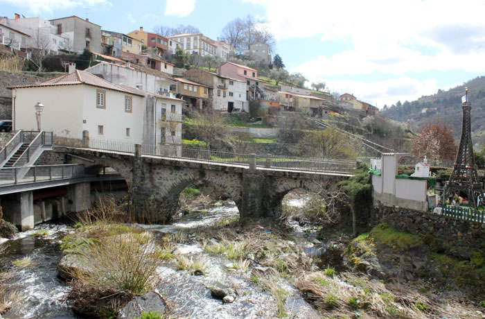 Puente sobre el río Fervença qué ver en Braganza