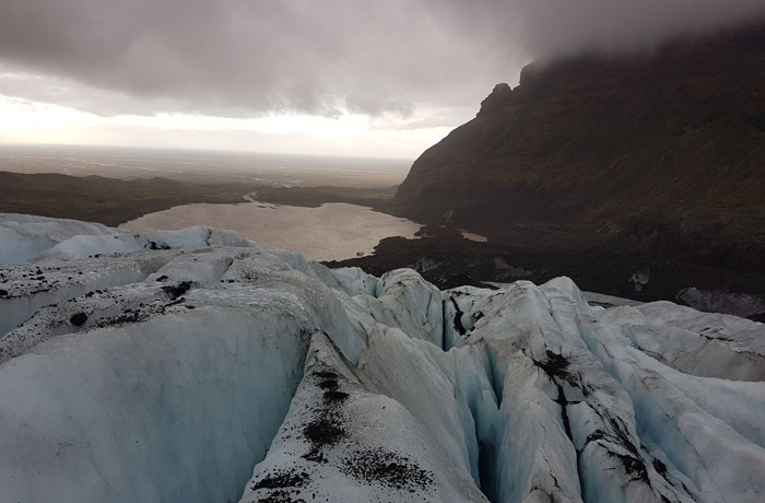 Vista de la laguna del glaciar y sus formaciones
