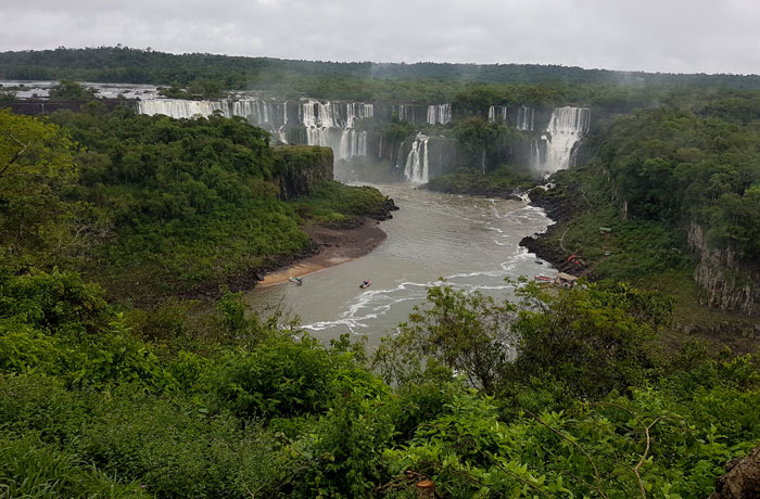 Cascadas e isla de San Martín vistas desde Brasil Cataratas del Iguazú