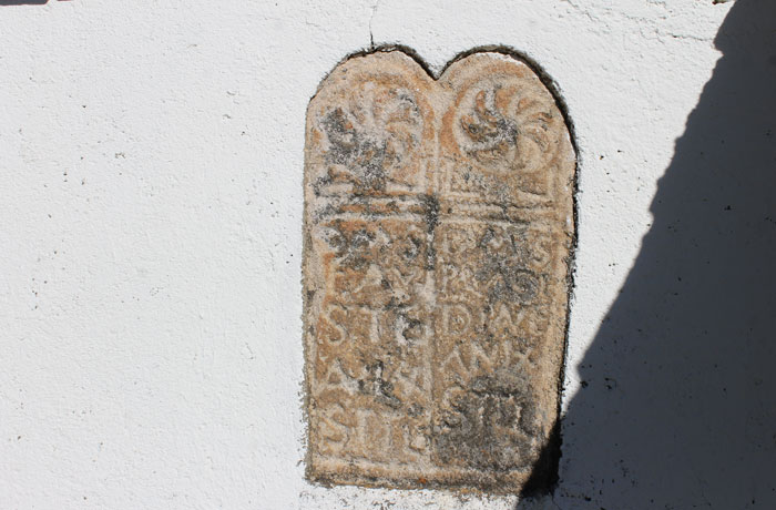 Estela funeraria romana en la casa del ermitaño Arribes del Duero senderismo