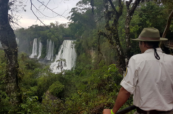 Un guarda forestal, ante los saltos Bossetti y Adán y Eva Cataratas del Iguazú
