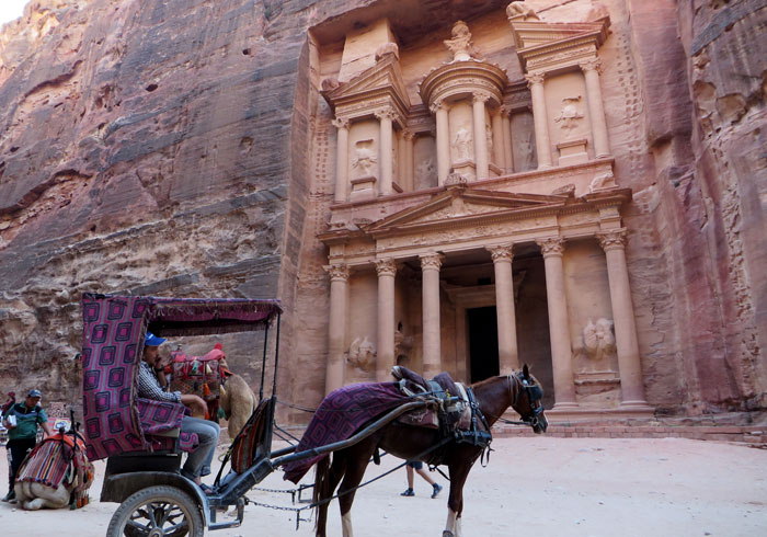 Un carruaje frente al Tesoro que ver en Petra
