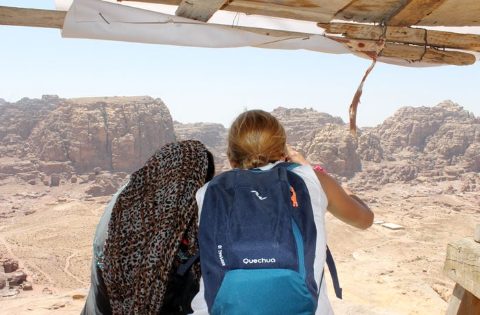 Junto a una beduina en su particular mirador que ver en Petra