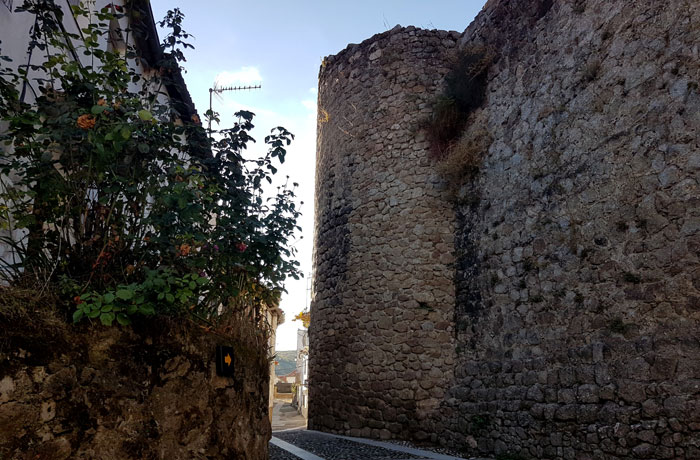 Restos de las murallas que siguen en pie en Montemayor del Río