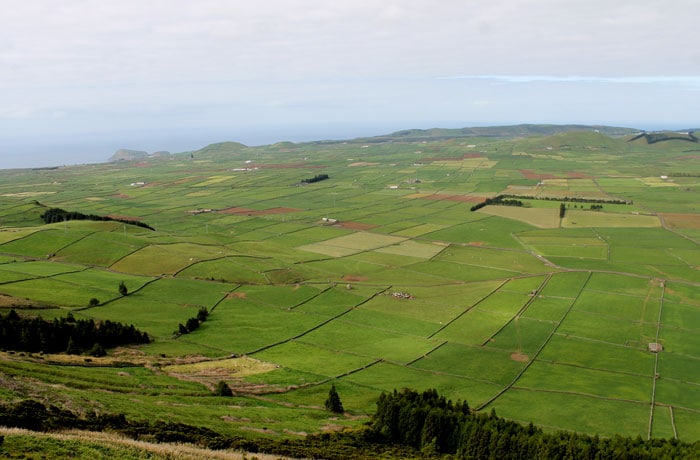 Vista de os campos de pastos de Terceira desde la serra do Cume