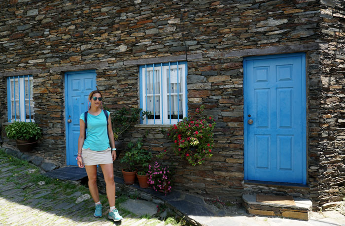 Puertas azules típicas de Piodao Portugal