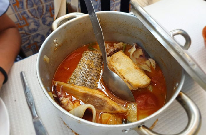 Caldeirada de pescado en el restaurante Lila de playa de Mira
