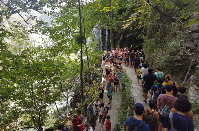 Hordas de turistas en los lagos de Plitvice en agosto