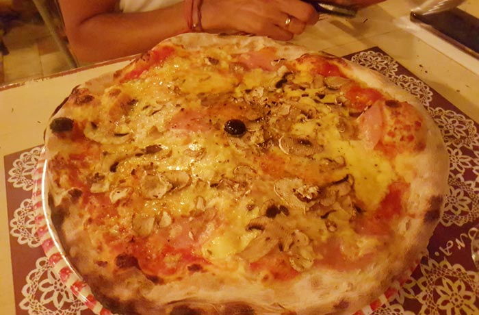Pizza de la trattoria Canzona comer en Zadar