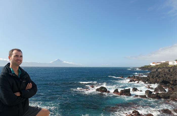 Costa de Calheta con la Montaña de Pico al fondo