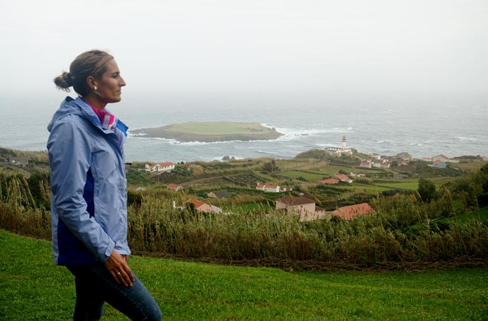 Vista del faro de Ponta do Topo y su isla Sao Jorge Azores