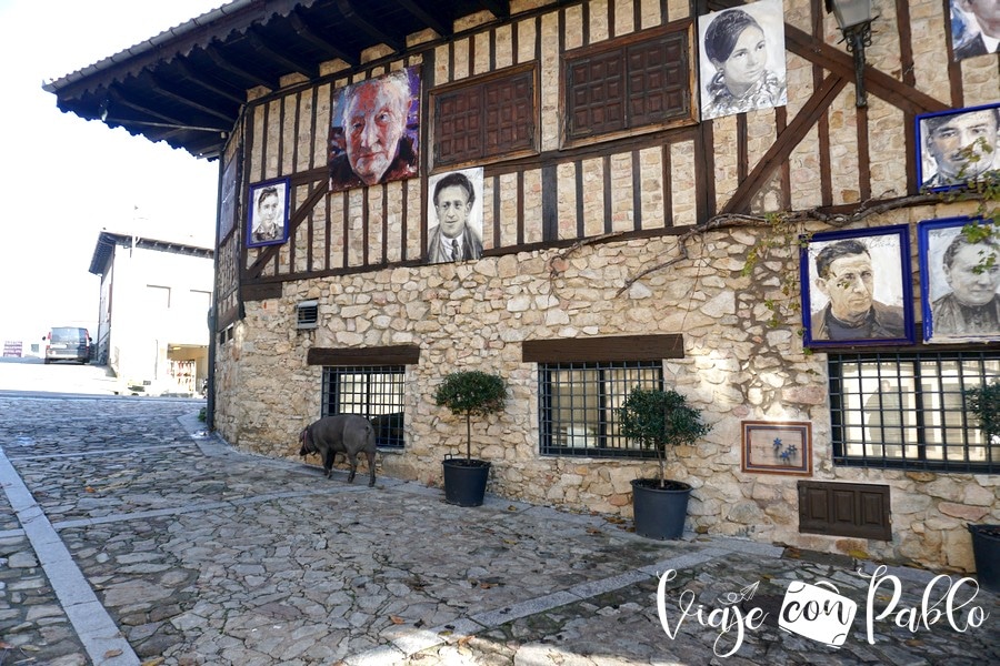 Retratos de Florencio Maíllo en una casa de Mogarraz y el marrano de San Antón pueblos más bonitos de Salamanca