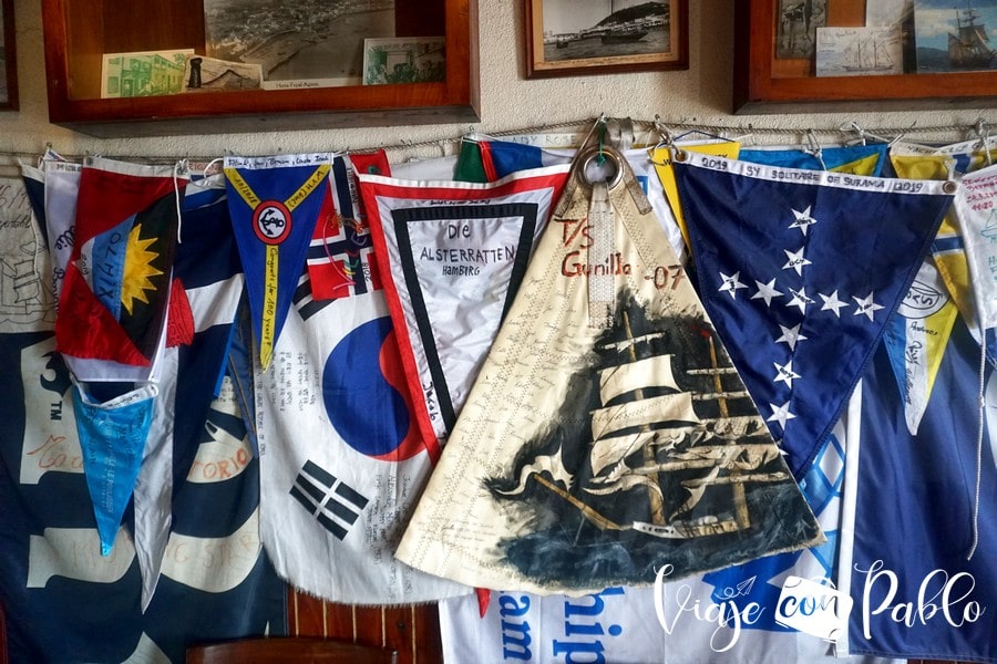 Algunos de los pañuelos y banderines que decoran las paredes del Peter Café Sport