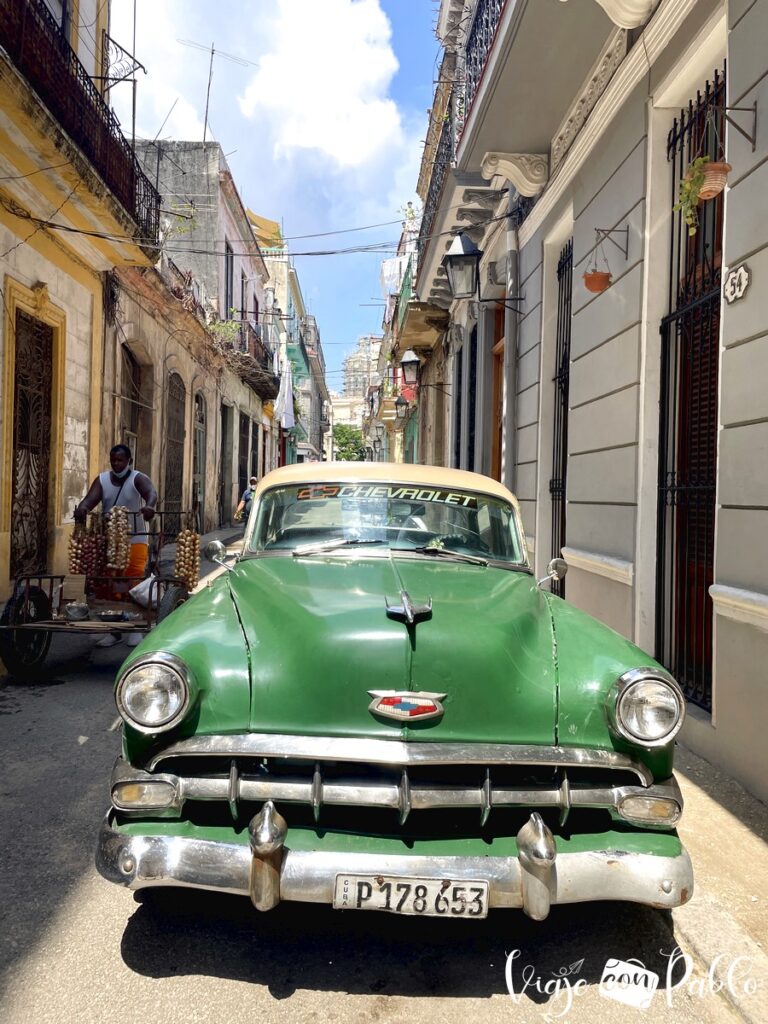 Un coche clásico en una calle de La Habana