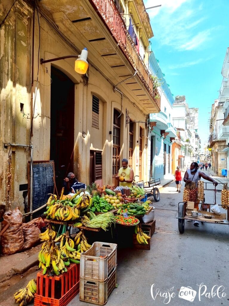 Puesto callejero de frutas en La Habana