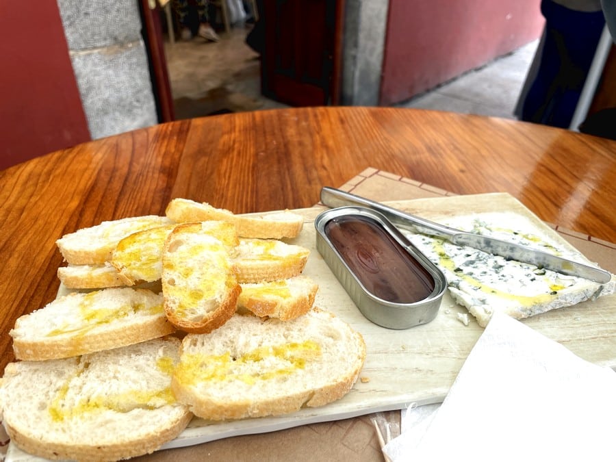 Anchoas de Santoña con queso picón en la taberna El Antiguo