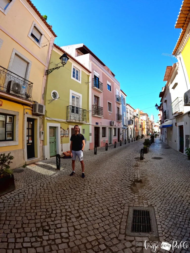 Una de las coloridas calles del barrio de Troino