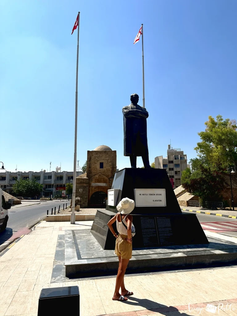 Estatua de Atatürk en la Nicosia turca