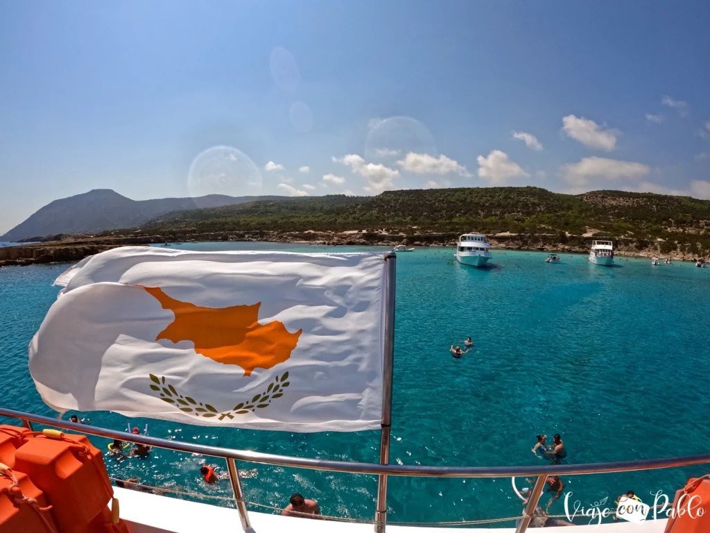 Bandera de Chipre en un barco en el Blue Lagoon