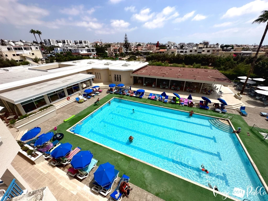 Piscina del hotel Kissos