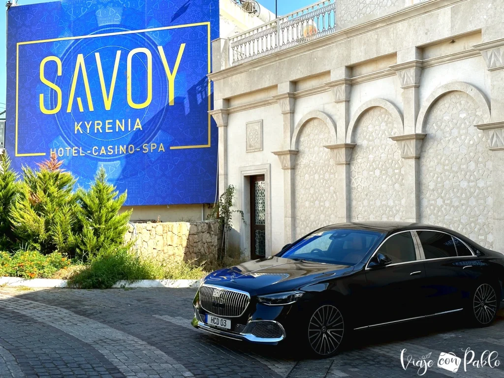 Un Mercedes a la puerta de nuestro hotel