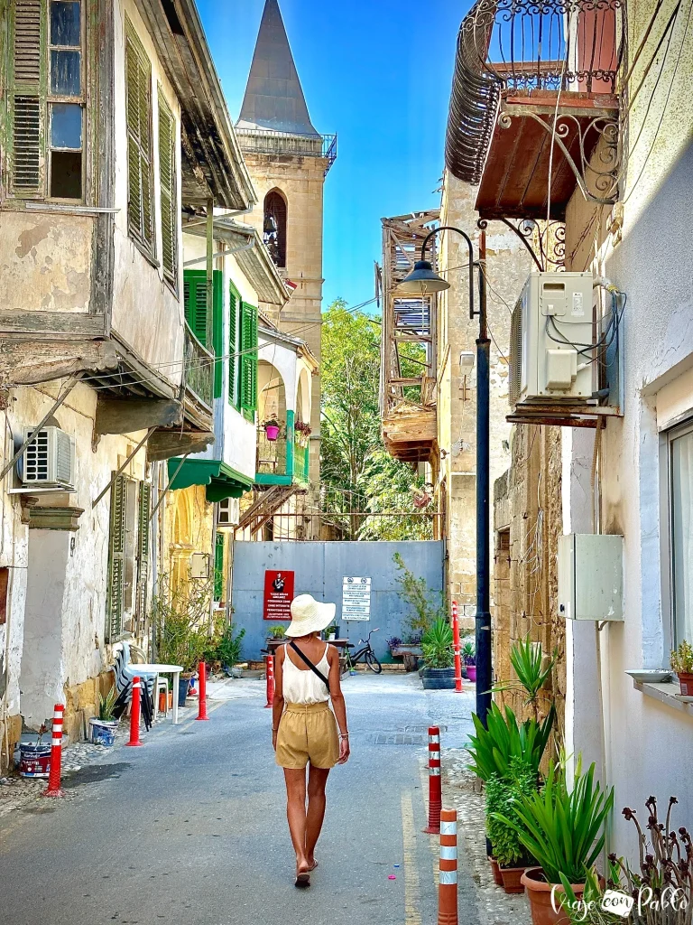 Calle de Nicosia que se corta al fondo por la valla que la separa